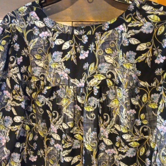 Torrid Floral Black and Green Blouse Top Size 3 - Picture 7 of 8